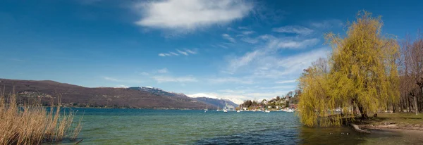 Panorama view on a lake and mountains — Stock Photo, Image