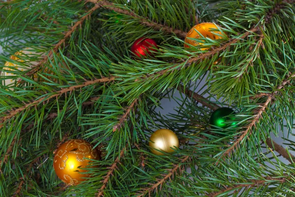 Kerstmis fir met decoratie — Stockfoto