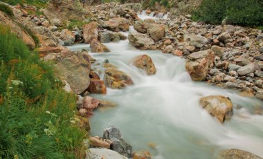 Yeşil nehir şelale