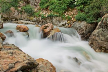 Yeşil nehir şelale