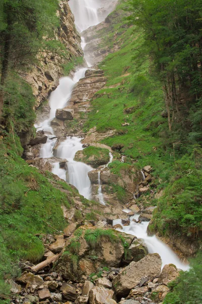 Wodospad w zielonej naturze — Zdjęcie stockowe