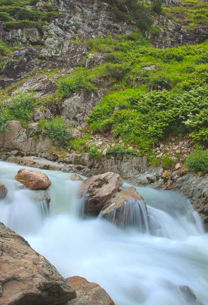 Zielona rzeka wodospad — Zdjęcie stockowe