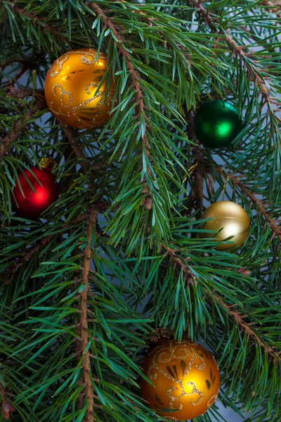 Kerstmis fir met decoratie — Stockfoto
