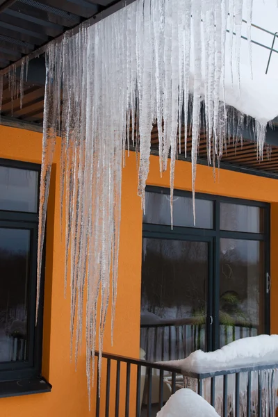 Jégcsapok Cols Téli Háttere Tetőn — Stock Fotó