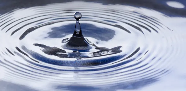 Vatten Droppa Stänk Makro Med Vågor Royaltyfria Stockfoton