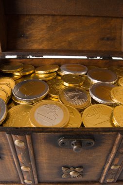 Altın euro para ile dolu kutusunu açmak