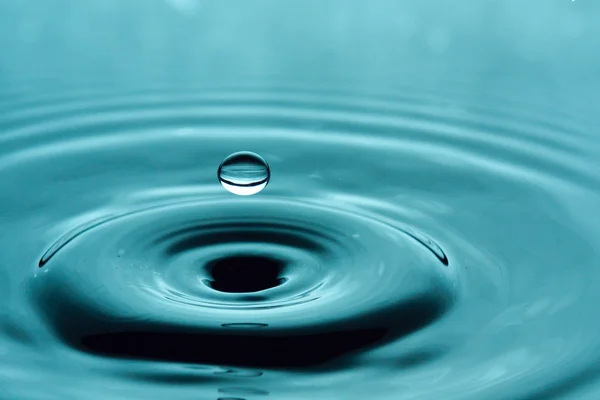 Vatten Droppa Stänk Makro Med Vågor — Stockfoto
