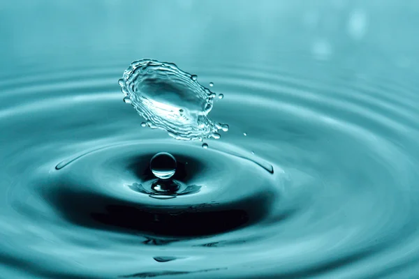 Vatten Droppa Stänk Makro Med Vågor — Stockfoto