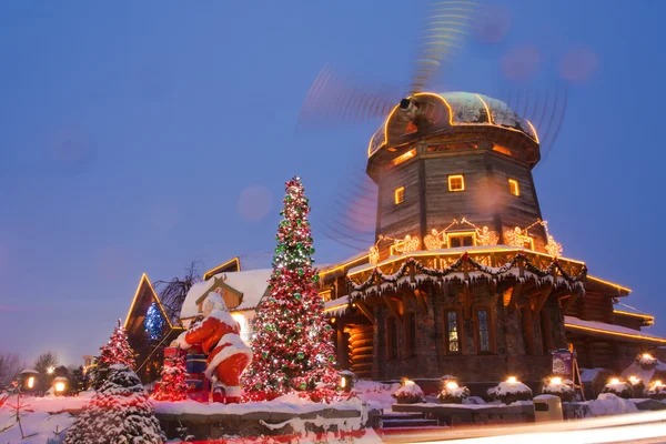 Moinho de vento com decorações de massa de Natal — Fotografia de Stock