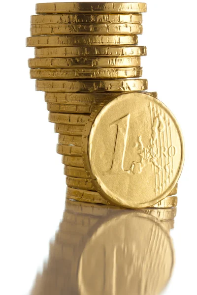白色背景的欧元硬币 — 图库照片