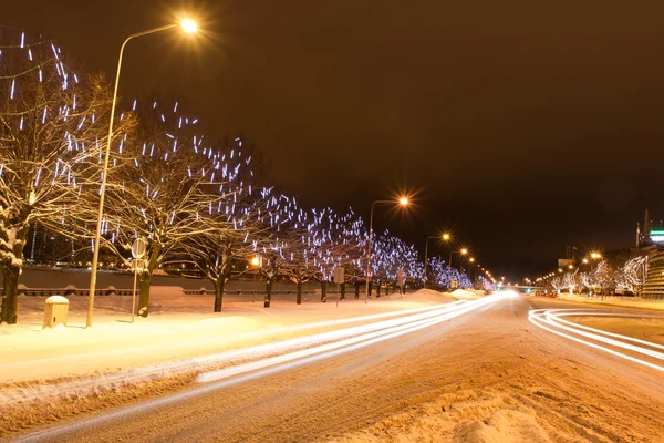 夜に冬の雪に覆われた道路 — ストック写真