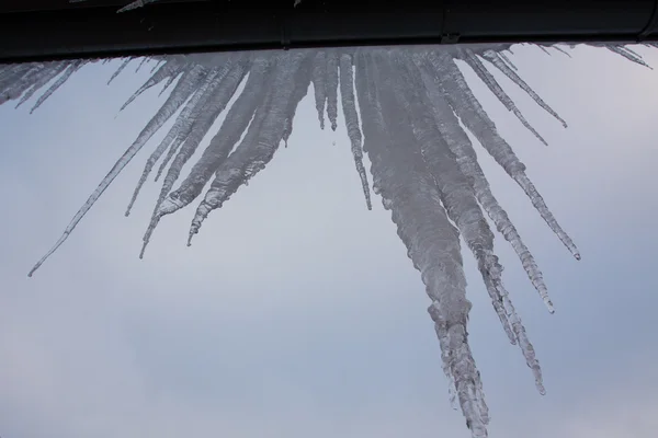 Istappar på taket cols vintertid — Stockfoto
