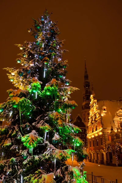 Boże Narodzenie Jodły Dekoracjami Zimą Nocy — Zdjęcie stockowe