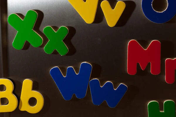 Цветные Буквы Сером Холодильнике — стоковое фото