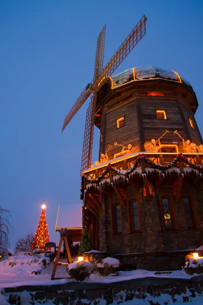Větrný mlýn s Vánoční dekorace — Stock fotografie