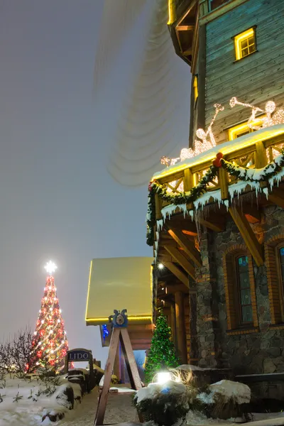 Väderkvarn med christmass dekorationer — Stockfoto