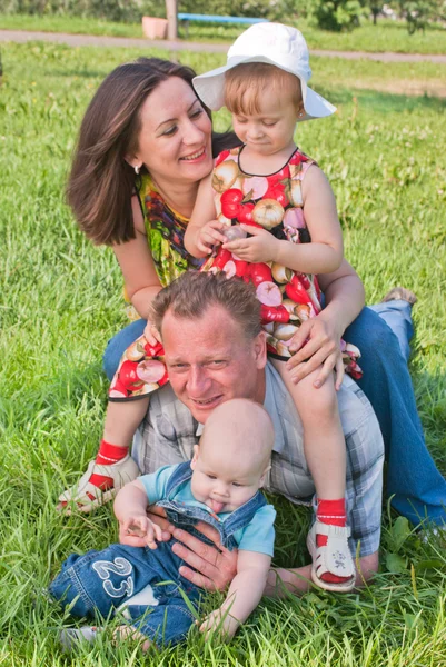 芝生の上 4 の幸せな家族 — ストック写真