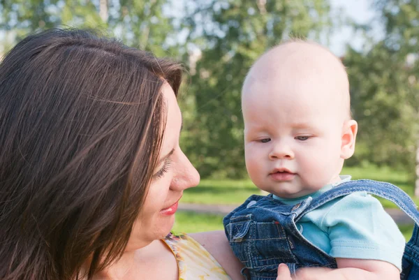 Mom looks at her little kid — Stock Photo, Image