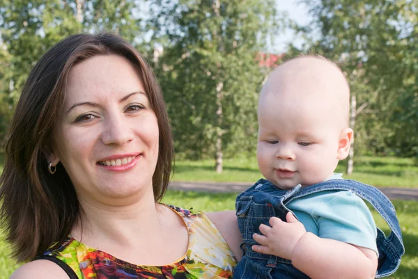 Bir bebek ile anne portresi yakın çekim — Stok fotoğraf