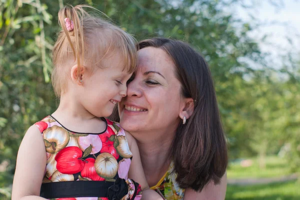 Moeder en dochter knuffelen, zoenen en gelukkig — Stockfoto