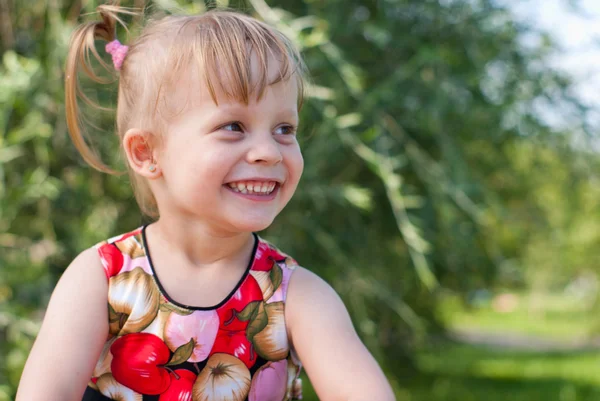 Портрет счастливой и улыбающейся маленькой девочки — стоковое фото