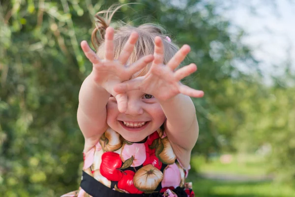 Portret van vrolijke spelen meisjes — Stockfoto