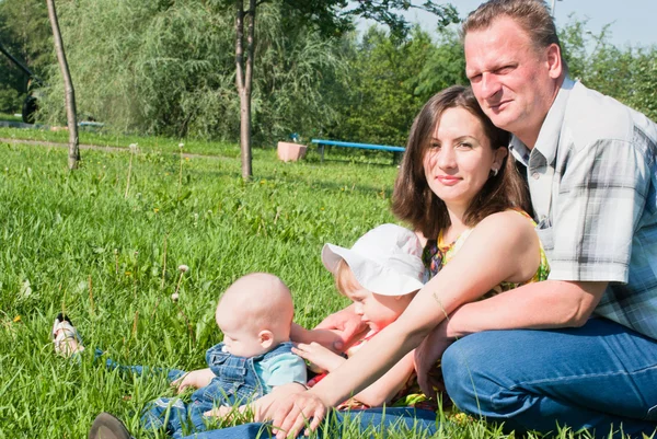 空の芝生の上 4 の幸せな家族 — ストック写真