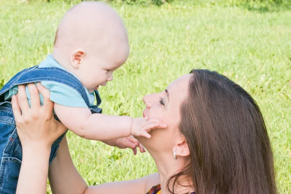 Mamma väcker sin skrattande bebis — Stockfoto