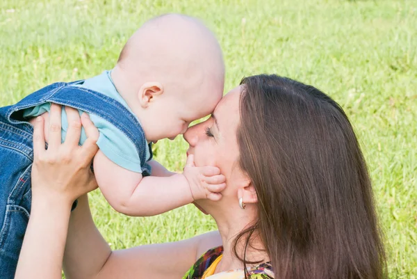 Mom is laughing and kissing her baby — Stock Photo, Image