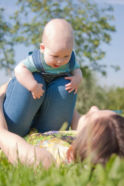 Mamma fa la carica con il tuo bambino sull'erba — Foto Stock