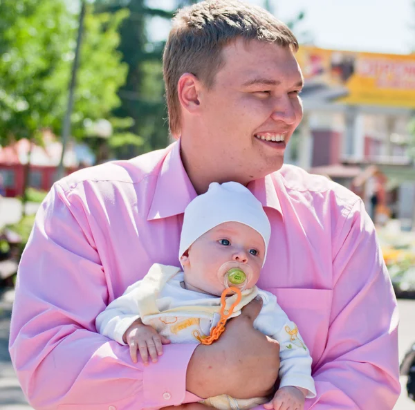 Hrdý otec s dítětem v náručí — Stock fotografie