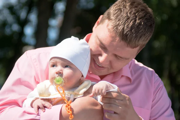 Stolzer Vater geht mit seinem Baby — Stockfoto