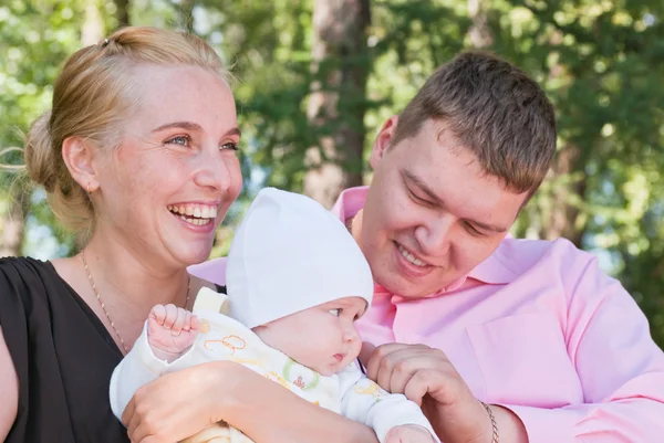 Portret van een gelukkige familie in een zomer park — Stockfoto