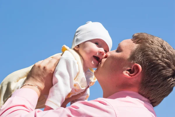 Daddy kisses her baby on the cheek — Stock Photo, Image