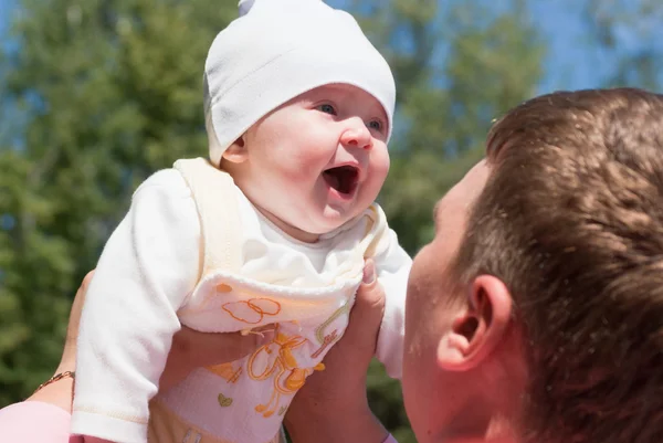 Táta se dívá na jeho radostné dítě — Stock fotografie