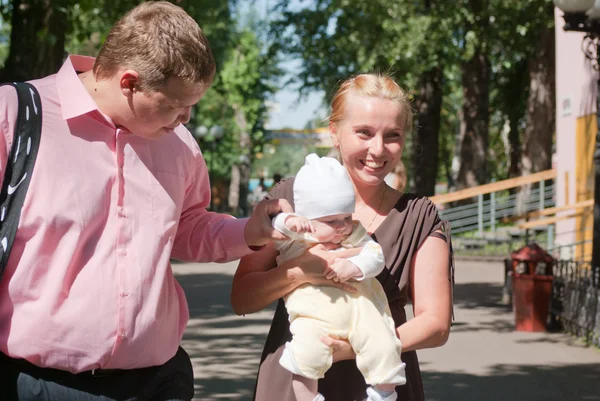 Porträt einer glücklichen Familie in einem Sommerpark — Stockfoto