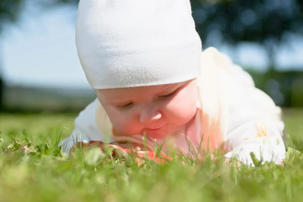 A small child crawling on the green grass — Stock Photo, Image