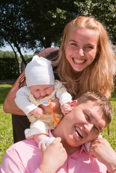 Retrato de una familia feliz en un parque de verano — Foto de Stock