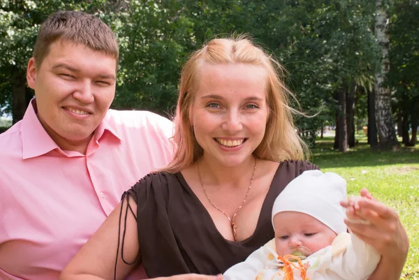 Porträt einer glücklichen Familie in einem Sommerpark — Stockfoto