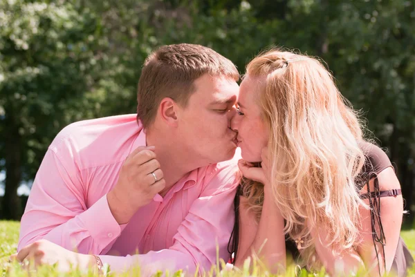 Portrait d'un couple heureux, un mari embrasse une femme — Photo