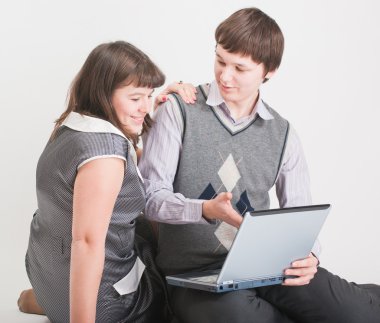 adam ve kadın birlikte iş laptop