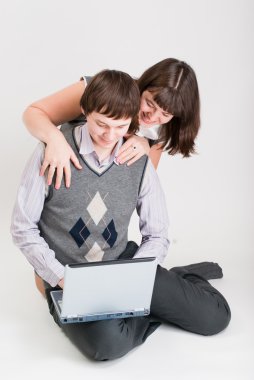 adam ve kadın birlikte iş laptop