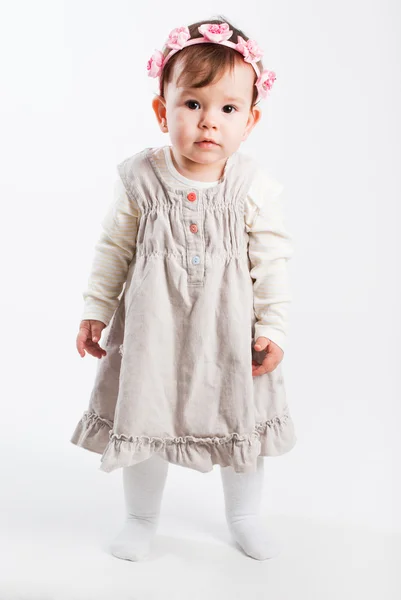 Portret małej piękna dziewczyna na białym tle — Zdjęcie stockowe