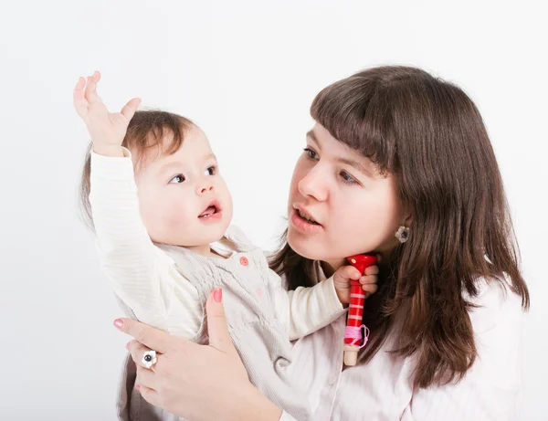 Porträt Einer Mutter Mit Einer Tochter Auf Weißem Hintergrund — Stockfoto