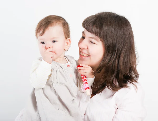 Retrato de mãe com uma filha em um fundo branco — Fotografia de Stock