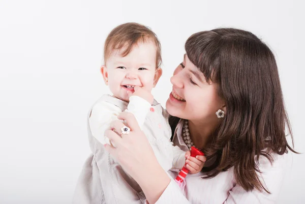 Retrato feliz mamás con una hija sobre un fondo blanco —  Fotos de Stock