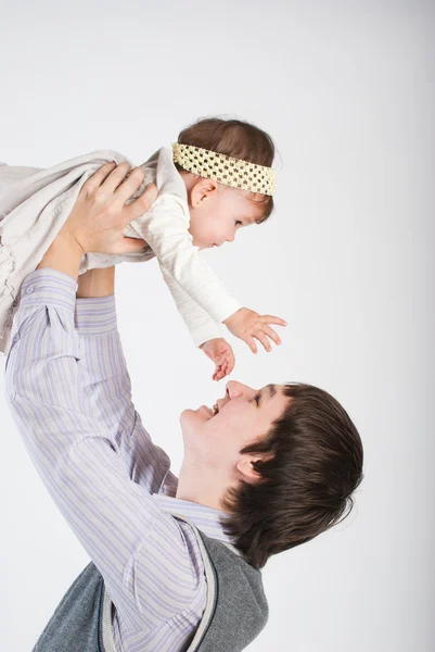 Der glückliche Vater spielt mit der kleinen Tochter — Stockfoto