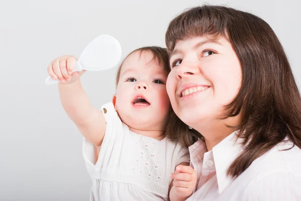 Retrato feliz mamás con una hija sobre un fondo blanco — Foto de Stock