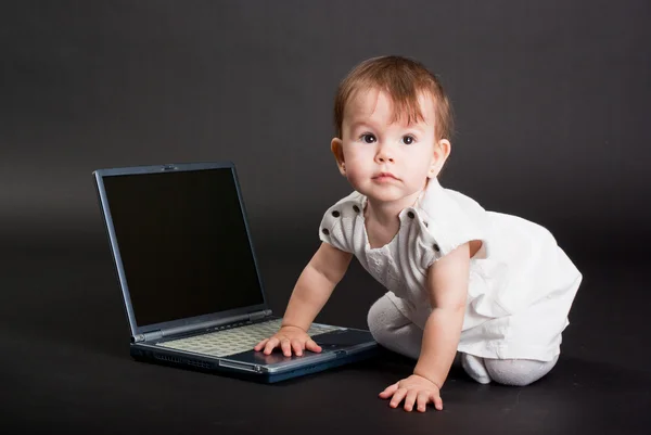 Das kleine Mädchen mit dem Laptop — Stockfoto
