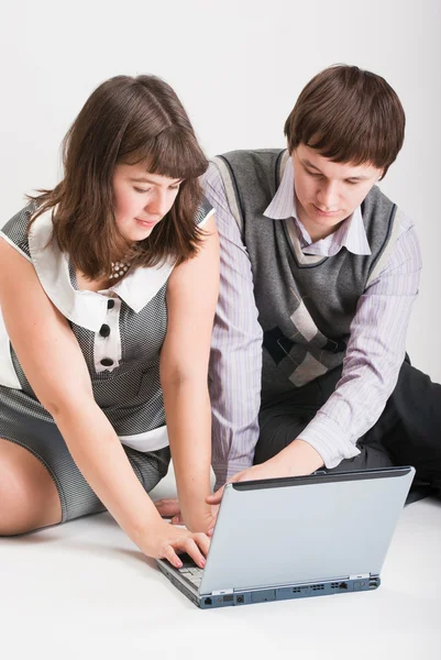 erkek ve kadın birlikte bilgisayarda çalışması